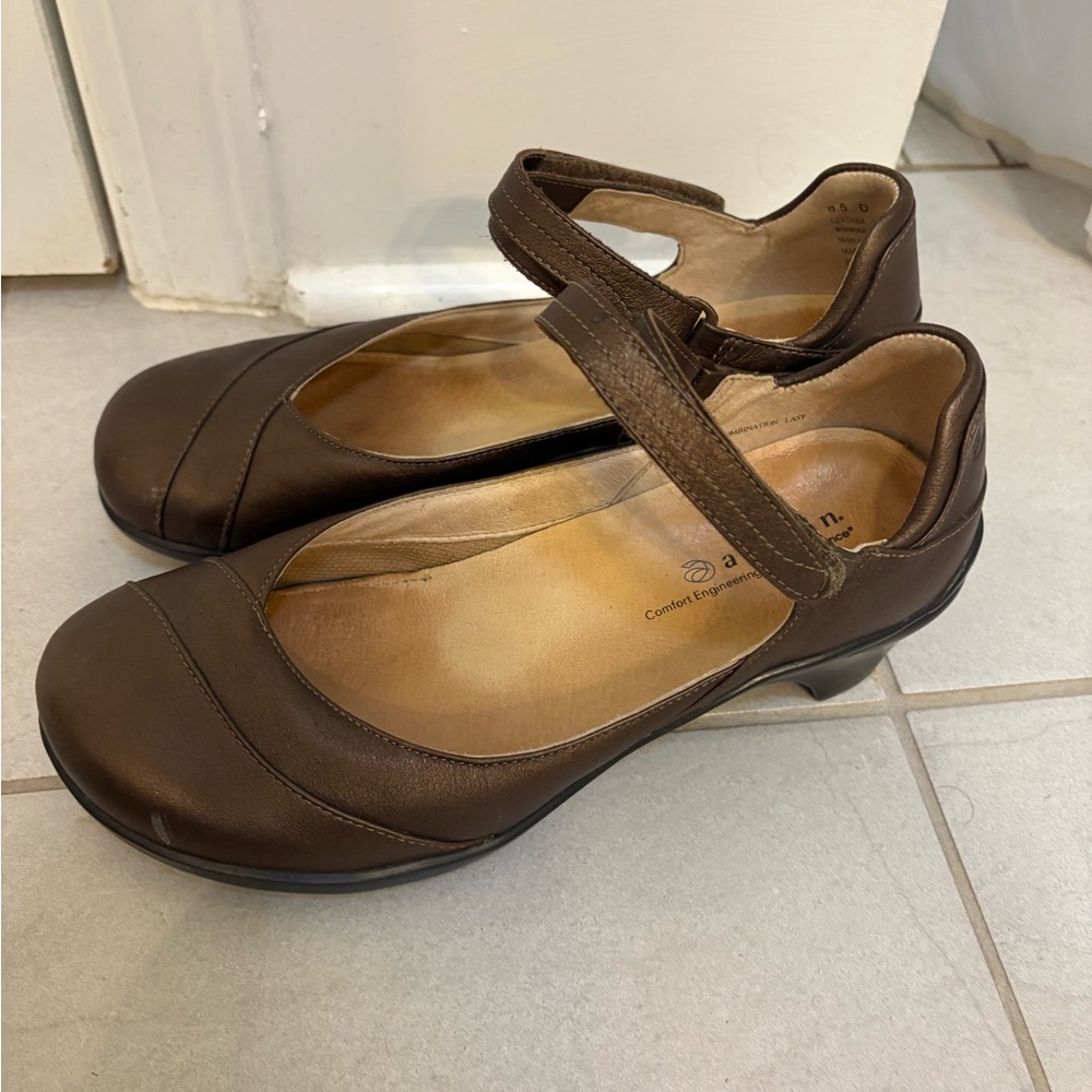 Aravon Brown Flats Comfortable Leather Loafers